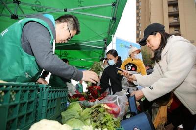 买菜不用"东奔西走" 西安国际港务区"蔬菜直通车"开到家门口